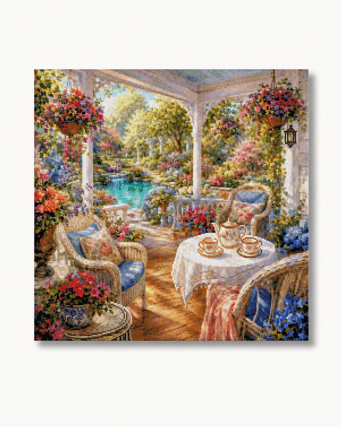 Diamond Painting Pausa tra i fiori sulla terrazza – visualizzazione digitale del soggetto su sfondo chiaro