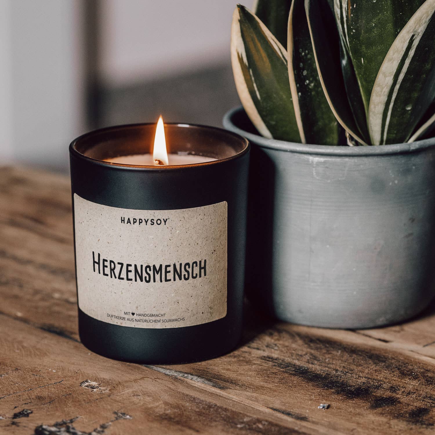 Himmlische Herzensmensch Duftkerze von Happysoy, Kerze in eleganter Verpackung, mit warmem Licht und angenehmem Duft.