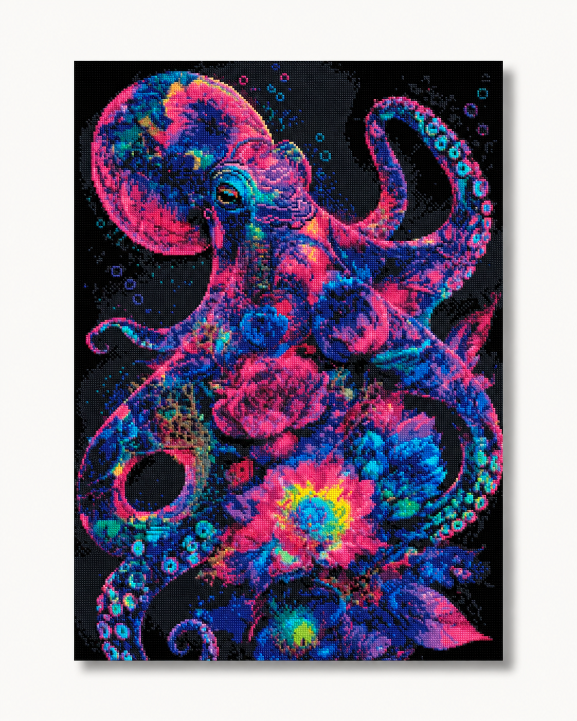 Diamond Painting Polpo neon nel mare di fiori – visualizzazione digitale del soggetto su sfondo chiaro