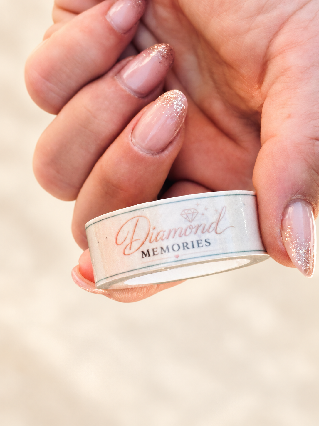 Washi tape Diamond Memories in mano, dettaglio del logo
