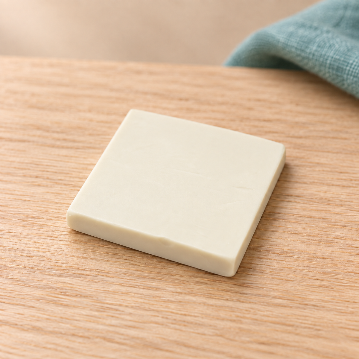 Diamond-Painting-Putty mit Kokosnussduft auf hellem Holz.